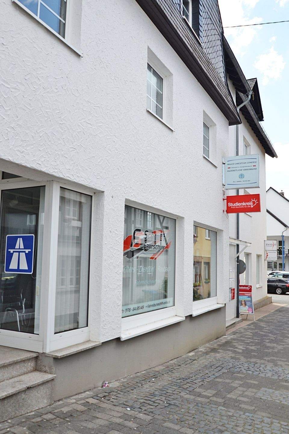 Immobilie in Dierdorf - Anlageobjekt mit Potenzial: Wohn- und Geschäftshaus im Zentrum von Dierdorf / A3 Köln-Frankfurt - Bild 1