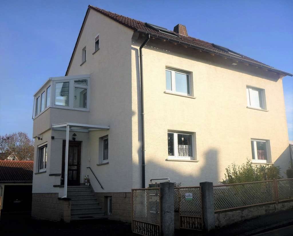 Immobilie in Gelnhausen - Modernisiertes 3-Familienhaus in ruhiger und beliebter Wohnlage mit Schwimmbad im Garten! - Bild 1