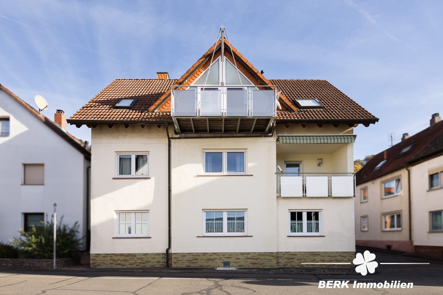 Immobilie in Großheubach - BERK Immobilien - Repräsentatives Mehrfamilienhaus mit prägnantem Innenhof - Bild 0