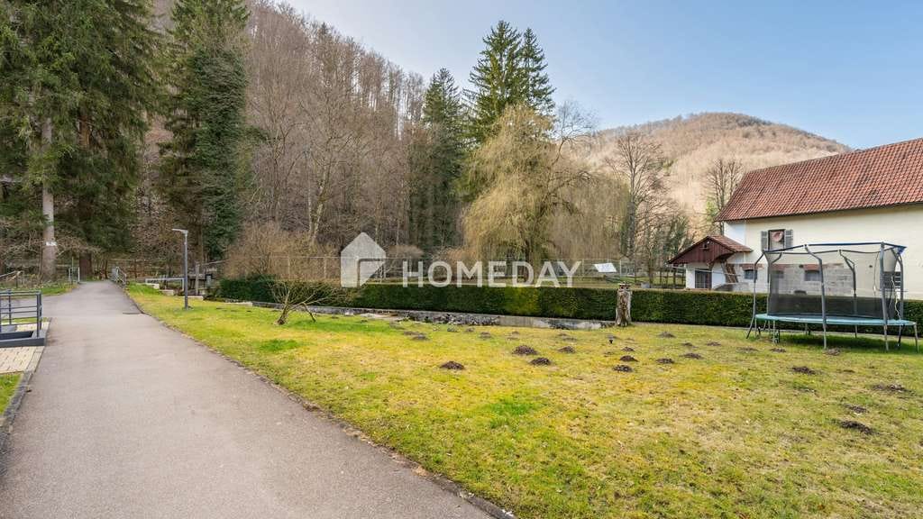 Immobilie in Bad Urach - Helle 4-Zimmer-Etagenwohnung mit Balkon & Garage in gepflegtem Mehrfamilienhaus - Bild 1