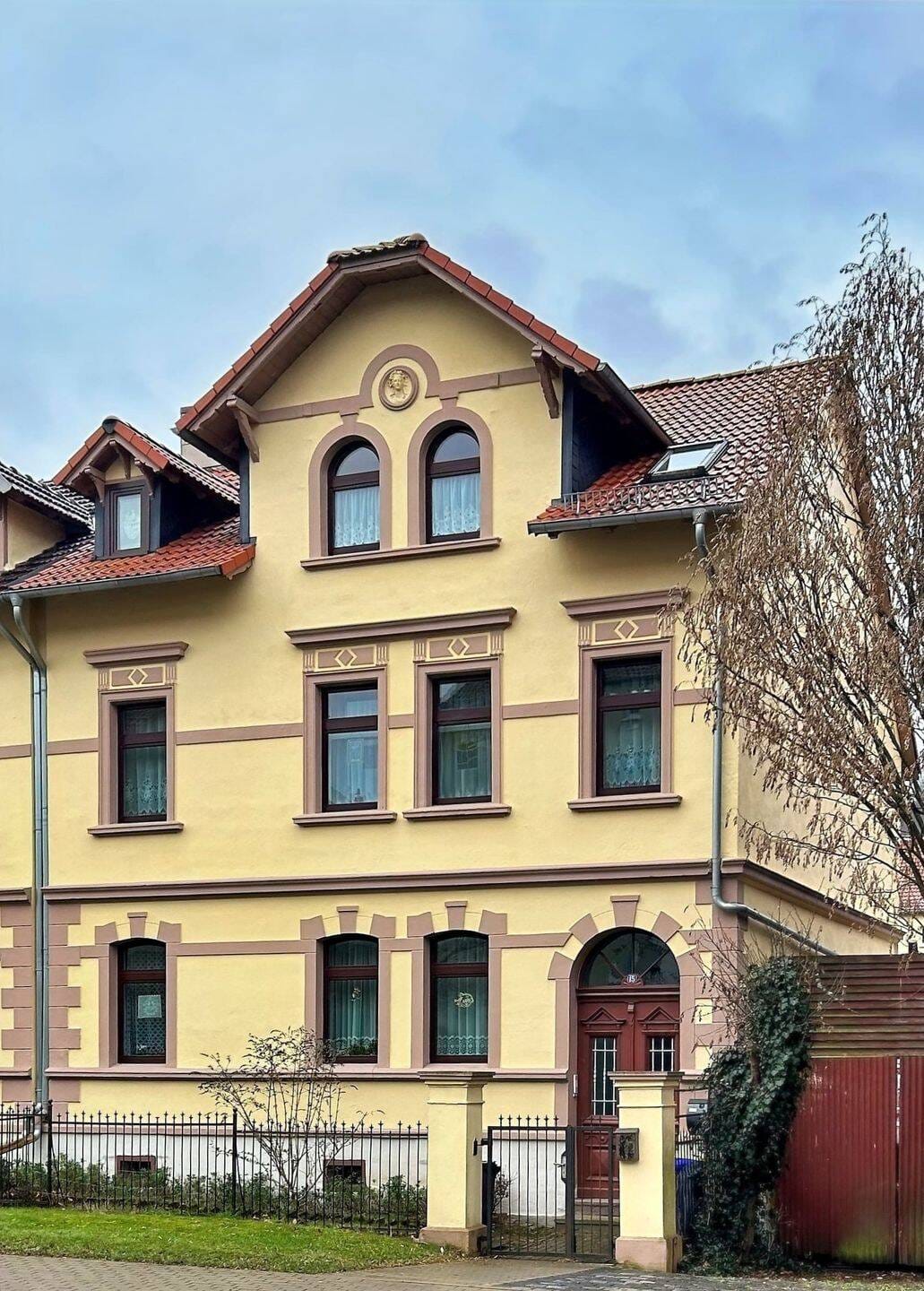 Immobilie in Sondershausen - Entwicklungsfähiges 1-3-Familienhaus mit Garten und Nebengelass - Bild 0