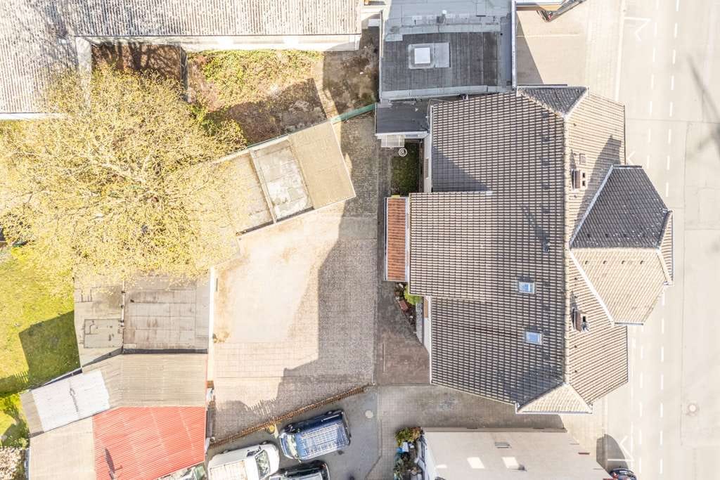 Immobilie in Castrop-Rauxel - Vielseitiges Dreifamilienhaus mit großem Grundstück und 4 Garagen - Bild 1