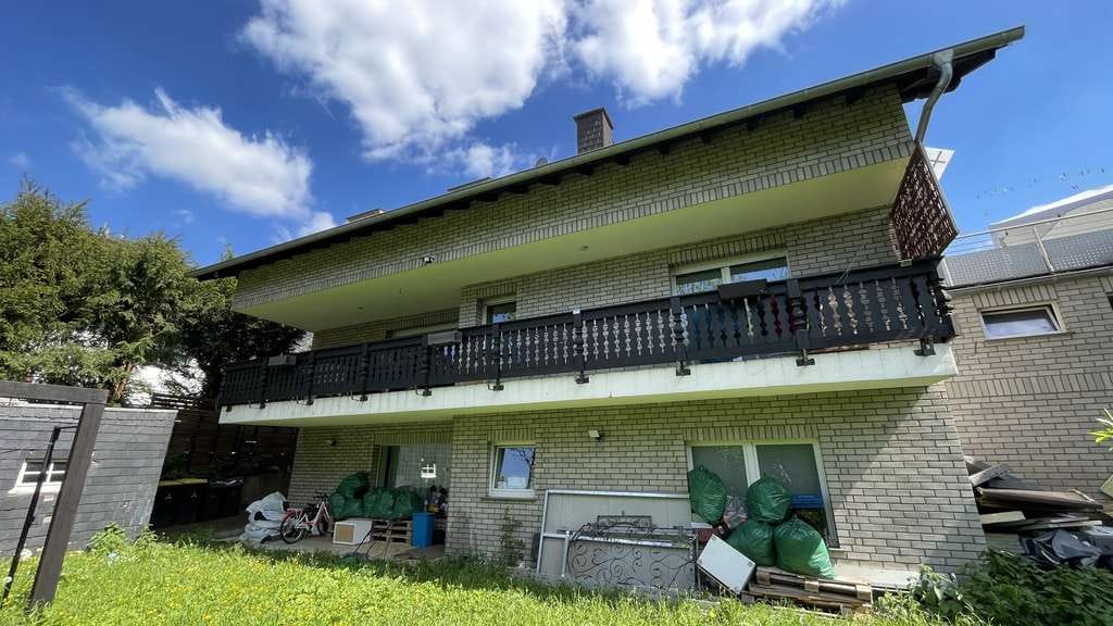 Immobilie in Hennef (Sieg) - Gepflegtes, verklinkertes Zweifamilienhaus mit zwei Garagen und PV-Anlage in Hennef-Blankenberg! - Bild 1