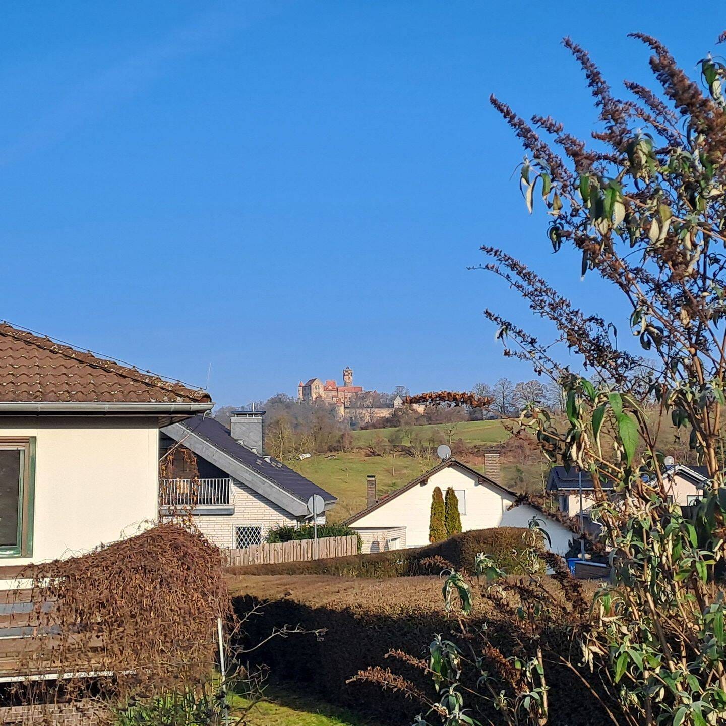 Immobilie in Ronneburg - Familienfreundliches Einfamilienhaus mit Blick auf die Ronneburg und potenzieller Einliegerwohnung im Kellergeschoss - Bild 1