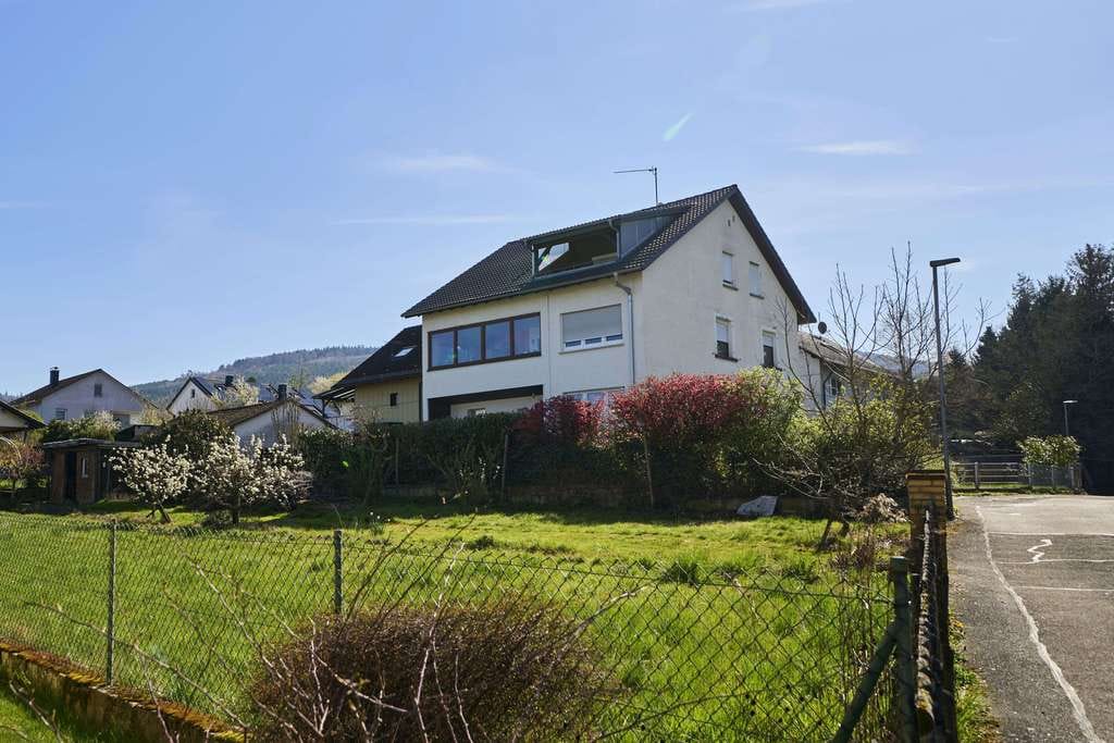 Immobilie in Malsch - 2-Fam.-Haus in schöner Halbhöhenlage mit Blick in die Rheinebene bis zu den Vogesen - Bild 2