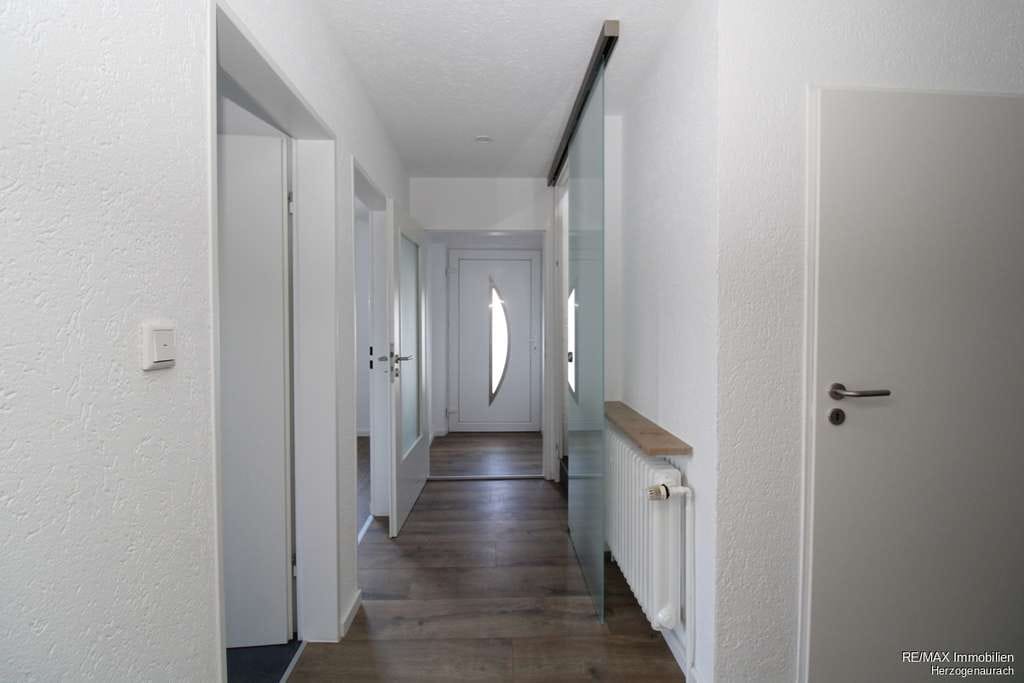 Immobilie in Aurachtal - Einziehen & Wohlfühlen – großzügiges Einfamilienhaus 
mit Garten, ideal für Familie, Großfamilie &  - Bild 1