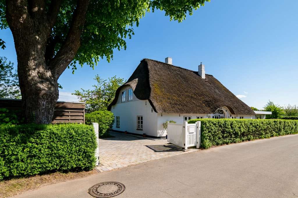 Immobilie in Stapel - Seltene Gelegenheit: Reetdachhaus plus Bungalow inmitten einer beliebten Ferienregion. - Bild 0