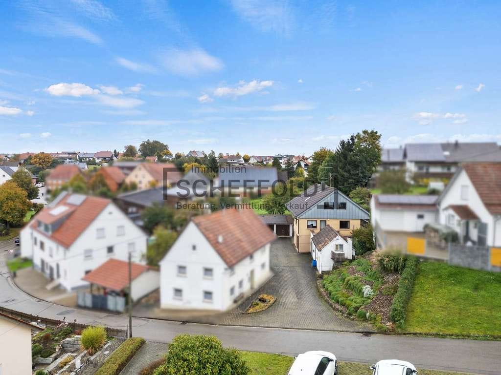 Immobilie in Schwendi - Familienfreundlich! Vielseitiges Einfamilienhaus mit modernisierter Küche und eigener Gartenidylle - Bild 1