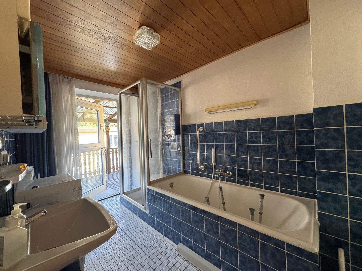 Immobilie in Mering - Sanierungsbedürftiges Wohnhaus mit 2 Garagen, Carport und Werkstatt, ideal für Handwerker - Bild 3