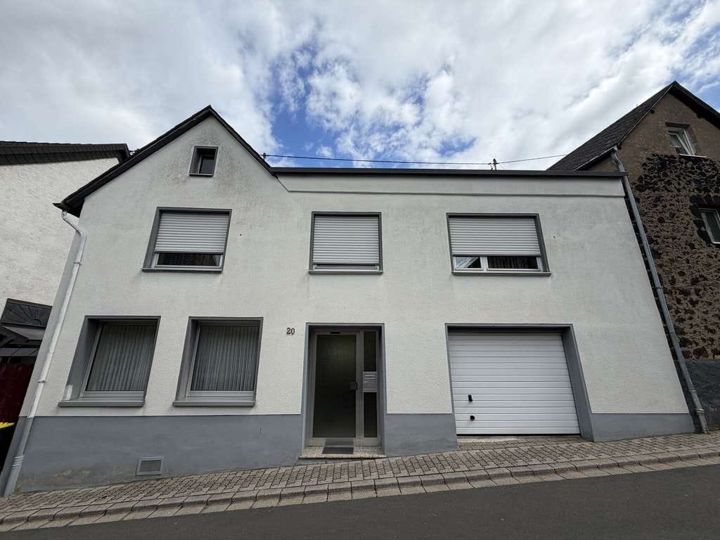 Immobilie in Ochtendung - Charmantes Wohnhaus mit viel Platz und kleinem Garten in zentraler Lage von Ochtendung - Bild 0