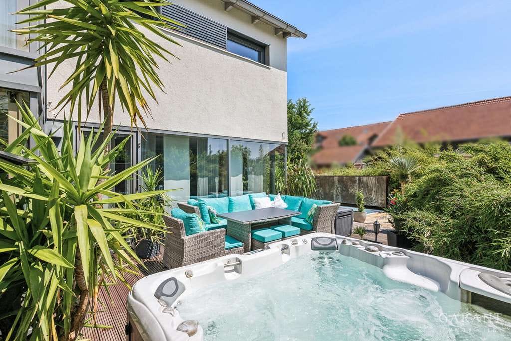 Immobilie in Oberding - Design trifft Wohnkomfort - Architektenhaus mit Sauna, Whirlpool & Pool - Bild 1