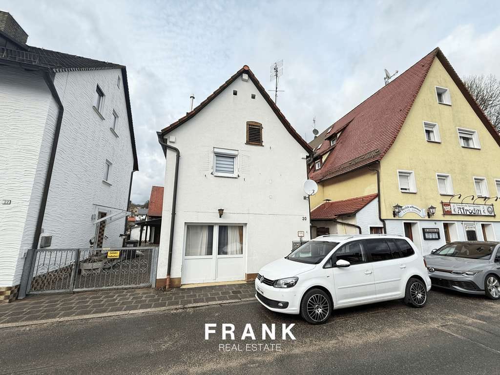 Immobilie in Lauf an der Pegnitz - Kleines Zweifamilienhaus mit vermieteter Erdgeschosswohnung in Lauf a. d. Pegnitz - Bild 1