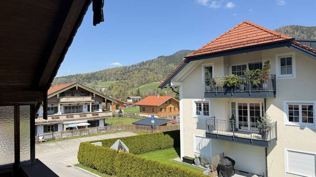 Immobilie in Ruhpolding - Charmantes 2-Familienhaus mit Einliegerwohnung in herrlicher, ruhiger Dorfkernlage von Ruhpolding - Bild 2