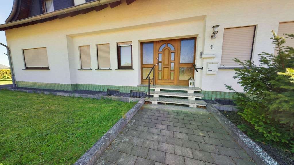 Immobilie in Anschau - Großzügiges Zweifamilienwohnhaus in Randlage der Gemeinde Anschau mit fast schier endlosen Möglichke - Bild 1
