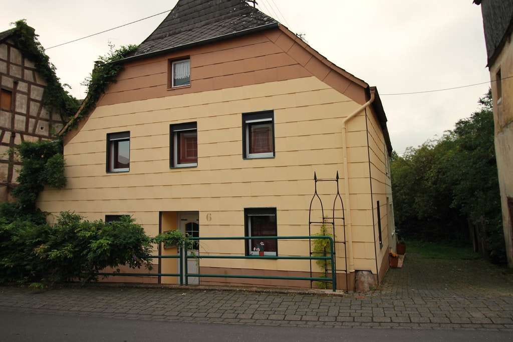 Immobilie in Wintrich - Hochwertig renoviertes 3-Fassaden-Haus in Wintrich - Bild 0