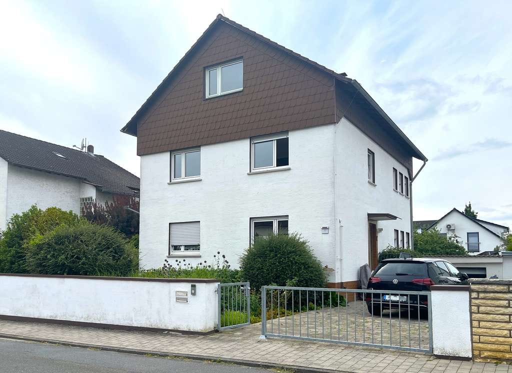 Immobilie in Egelsbach - Charmantes Zweifamilienhaus auf großzügigem Grundstück in Egelsbach - Bild 0