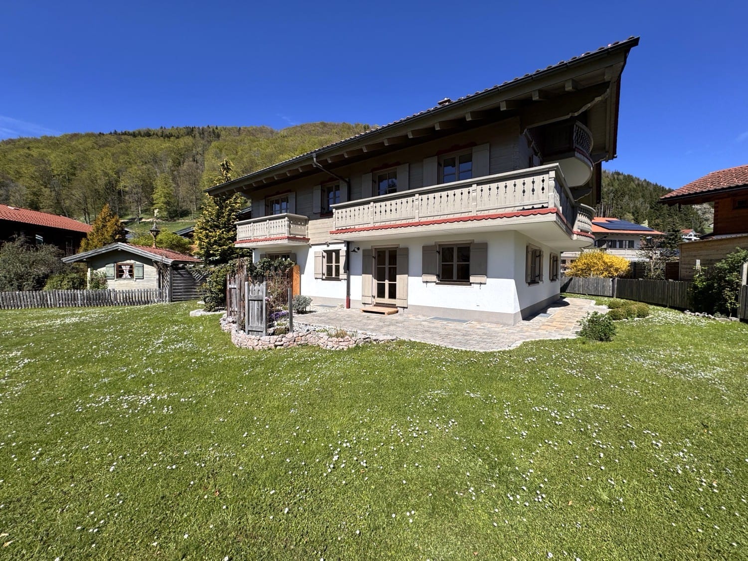 Immobilie in Ruhpolding - Ansprechendes, renoviertes Wohnhaus mit 3 Wohnungen und großer Doppelgarage in herrlicher Lage - Bild 0