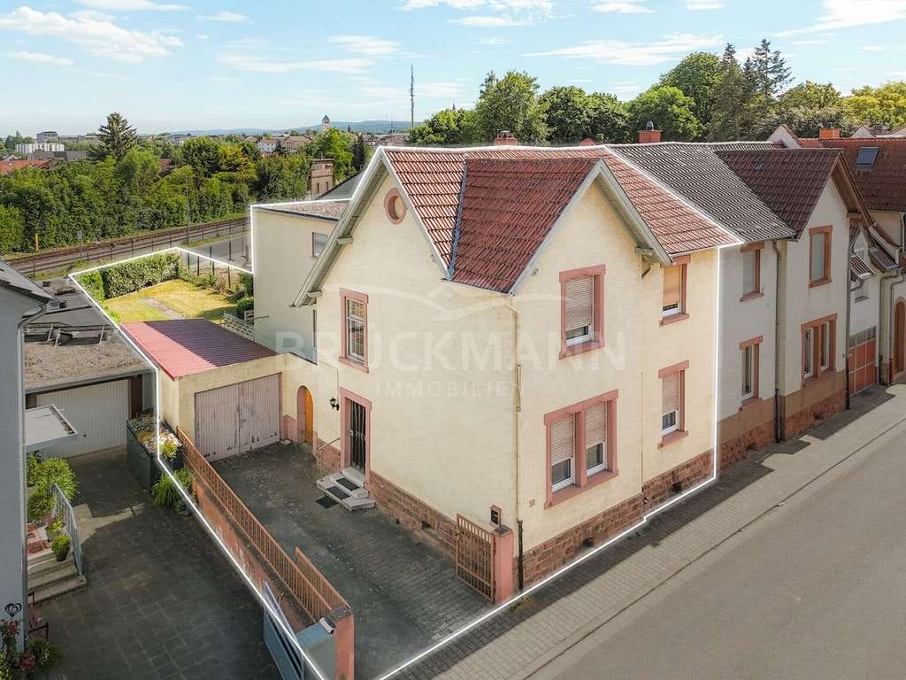 Immobilie in Grünstadt - Mehr Raum für alle: Großes Familienhaus mit Garten in zentraler Wohnlage! - Bild 2