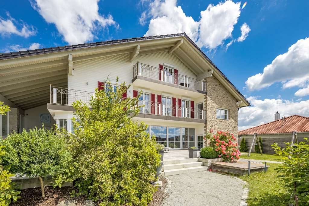 Immobilie in Wegscheid - BY LYST & LIV: Villa im bayerischen Wald in beeindruckender Aussichtslage - Bild 1