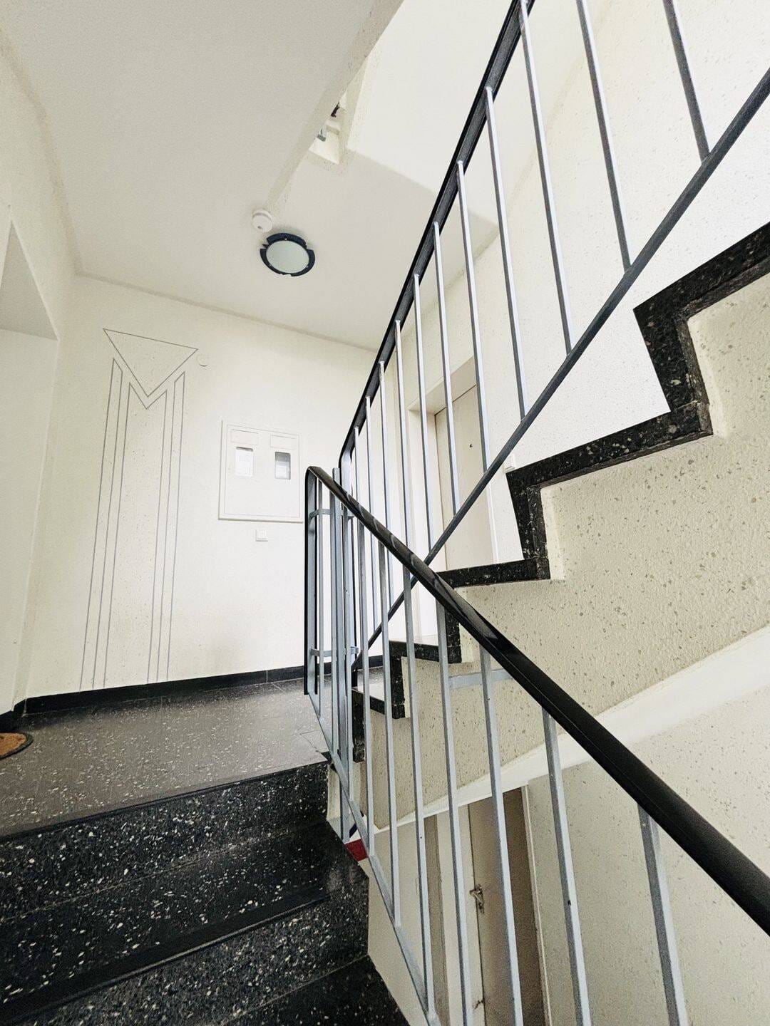 Immobilie in Großkrotzenburg - Grosse, ansprechend geschnittene 4-Zi-Whg in guter Lage - BEZUGSFREI !! - renovierungsbedürftig - Bild 3