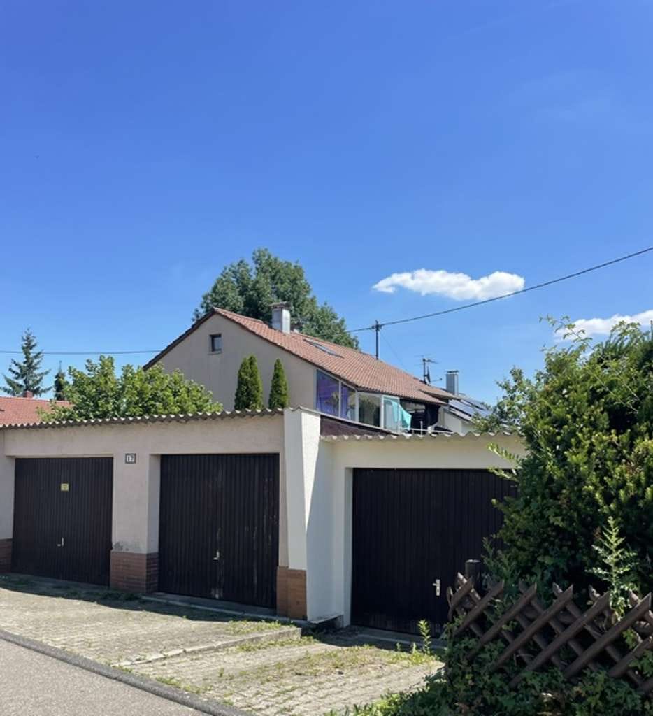 Immobilie in Leonberg - ** Leonberg-Höfingen ** Vermietetes 2FMH ruhige Wohnlage sucht Renovierer - Bild 0