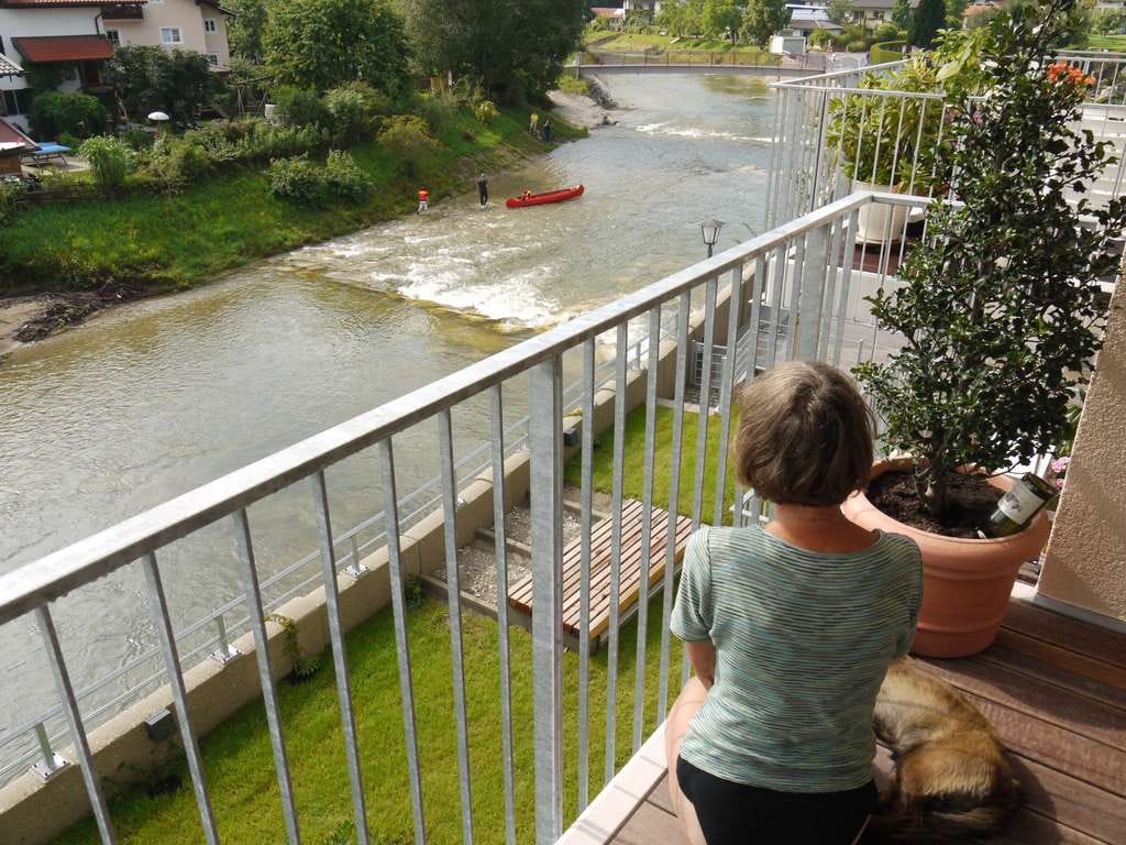 Immobilie in Prien am Chiemsee - Sonnige 3-Zimmer-Wohnung, freier Blick auf Fluss und Berge. Provisionsfrei, Top-Lage. - Bild 2