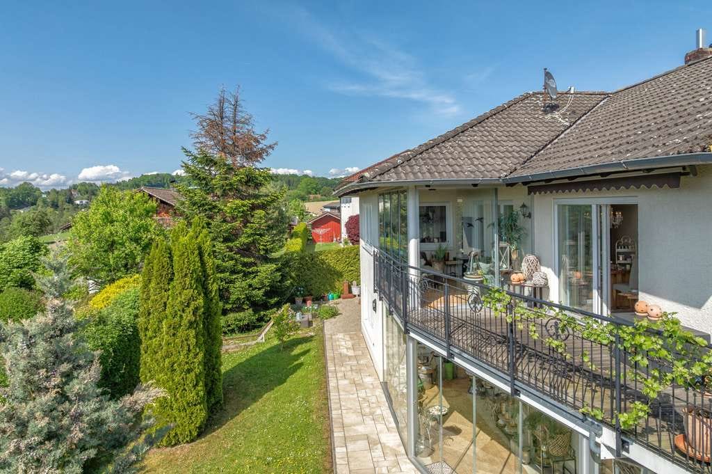 Immobilie in Ortenburg - Kernsaniertes Traumhaus mit Wintergärten & Aussichtslage - Bild 2