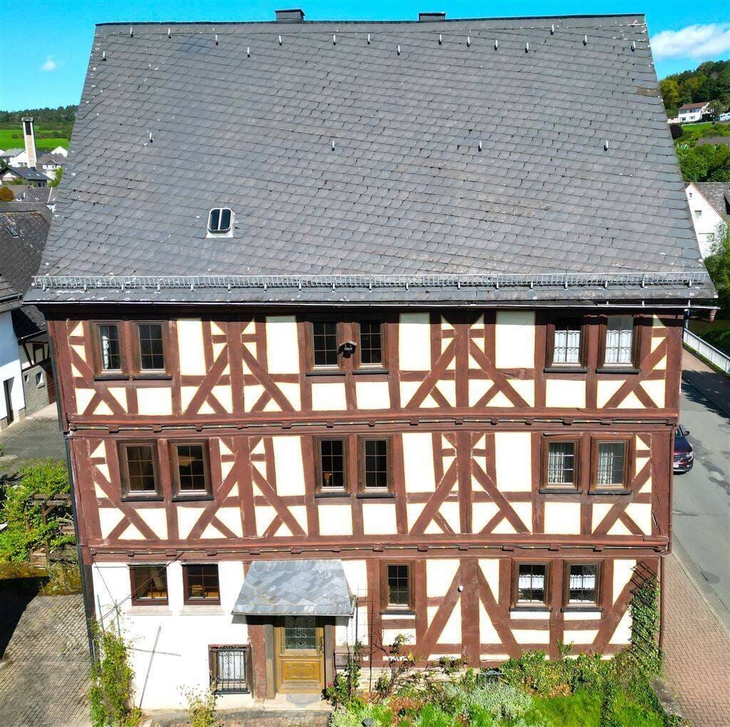 Immobilie in Mittenaar - Denkmalgeschütztes Fachwerkhaus mit Scheune in Mittenaar – großzügiges Anwesen mit Geschichte - Bild 0