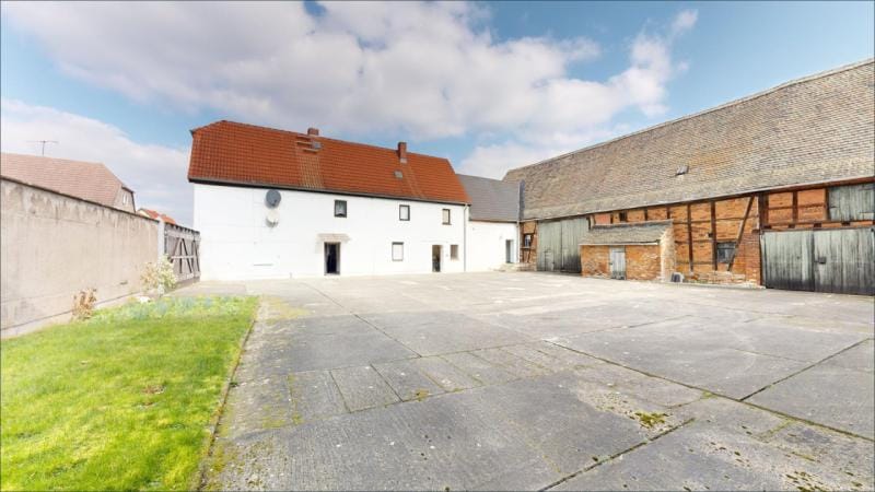 Immobilie in Leuna - LEUNA: BAUERNHAUS mit großzügigem Grundstück 2080 m2. - Bild 2