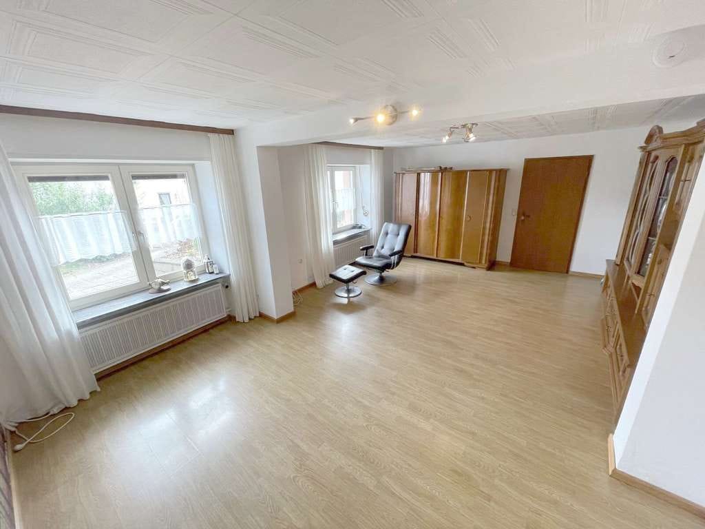 Immobilie in Schillingen - Vielseitiges Einfamilienhaus mit  
7 Zimmern, saniertem Bad, Garage und Schuppen - Bild 1