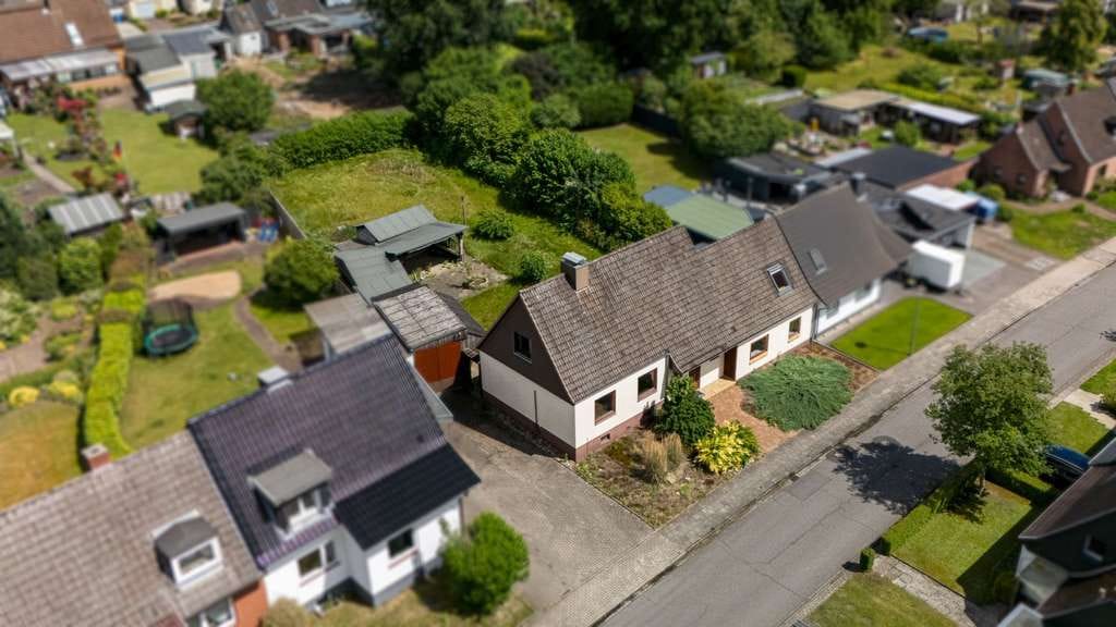 Immobilie in Neumünster - Platz, Potenzial und Perspektive – große Doppelhaushälfte auf großzügigem Grundstück in ruhiger Lage - Bild 1