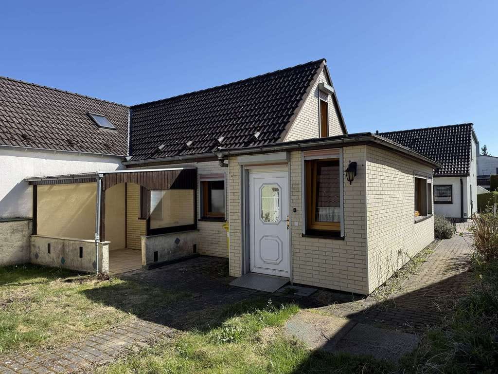 Immobilie in Sanitz - Charmante Doppelhaushälfte mit großem Potenzial in ruhiger Lage von Sanitz - Bild 1