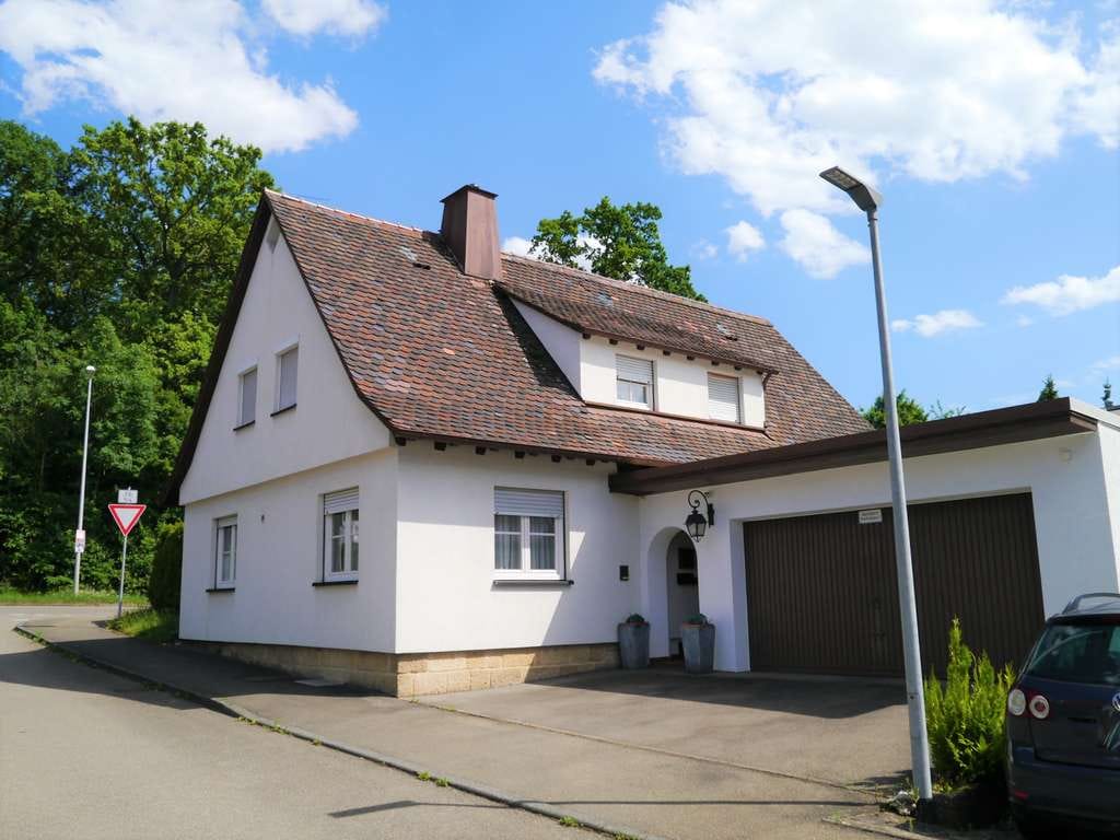 Immobilie in Neuffen - Zweifamilienhaus mit großer Terrasse, Einbauküche und Garage in Neuffen - Bild 1