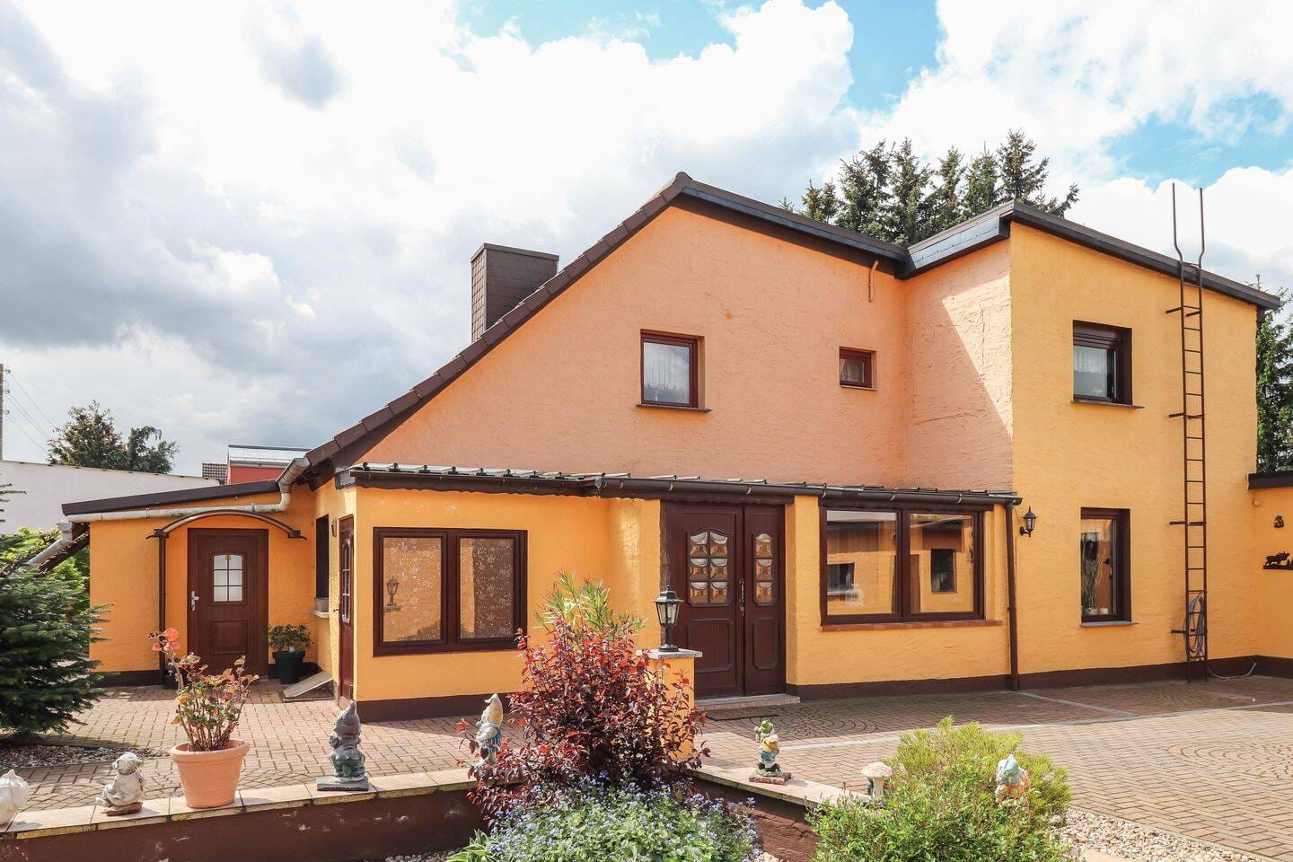 Immobilie in Wolmirsleben - Hier wächst Familie - Großzügiges Haus mit Gartenidylle, Pool & Werkstatt - Bild 2