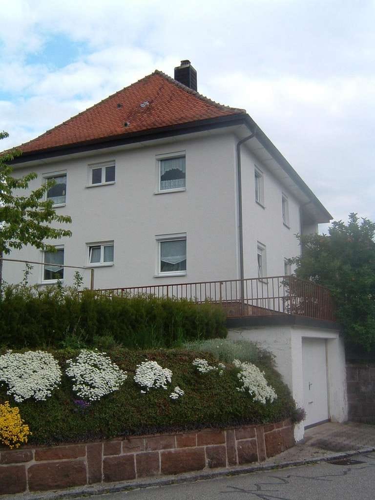 Immobilie in St. Georgen im Schwarzwald - 2 ½ Familienhaus in zentraler, ruhiger Süd- und Aussichtslage in St. Georgen/Schwarzwald - Bild 1