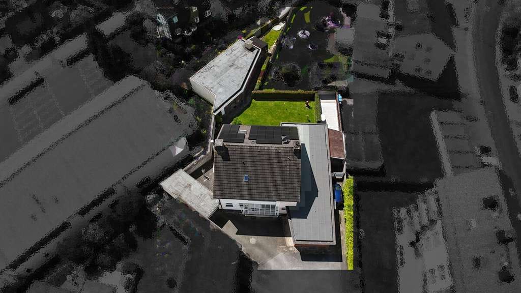 Immobilie in Warstein - Viel Platz für Familie, Wohnen und Arbeiten: Zweifamilienhaus mit PV-Anlage, Garage und Halle - Bild 1