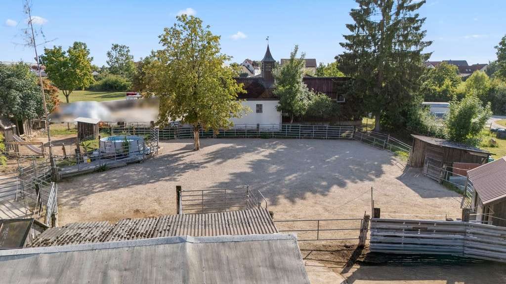 Immobilie in Kastl - Idyllisches Reitanwesen! Zweifamilienhaus mit Nebengebäuden, Offenstall und Reitplatz - Bild 4