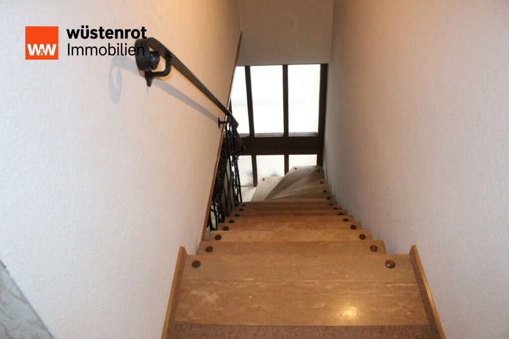 Immobilie in Ostelsheim - Zweifamilienhaus mit Doppelgarage in ruhigem Wohngebiet und großem Garten - Bild 4