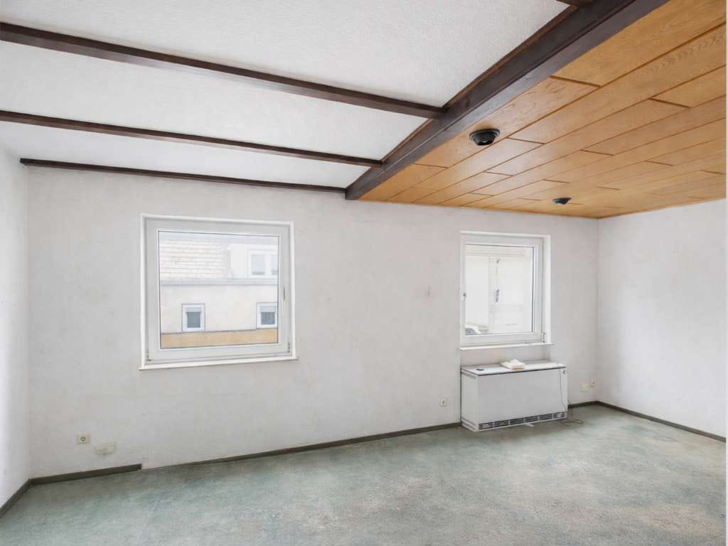Immobilie in Groß-Zimmern - Sanierungsbedürftige Doppelhaushälfte mit Hof und Garten in zentraler Lage - Bild 2