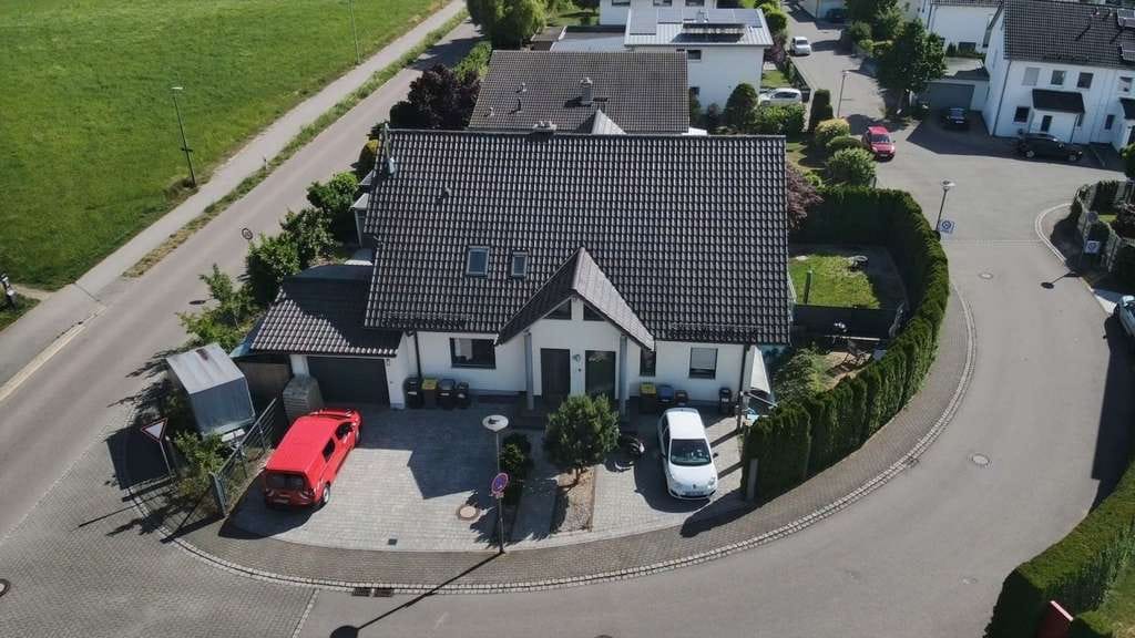 Immobilie in Illertissen - Ein Zuhause für Generationen: Modernes Zweifamilienhaus mit Einliegerwohnung in begehrter Lage Ille - Bild 1