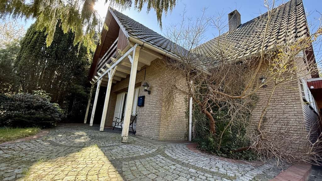 Immobilie in Wiefelstede - Großzügiges Einfamilienhaus mit 209 m² Wohnfläche auf 1.333 m² in ruhiger Bestlage von Wiefelstede - Bild 0