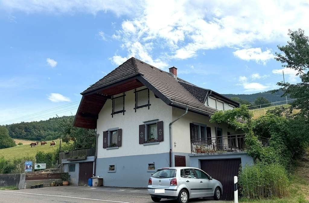Immobilie in Elzach - Renovierungsbedürftiges Wohnhaus mit großem Grundstück und viel Potenzial - Bild 0