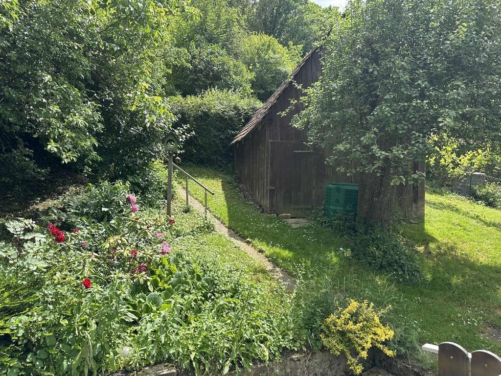 Immobilie in Frickenhausen - Freistehendes Einfamilienhaus mit Garten und viel Potenzial für eigene Wohnideen - Bild 1