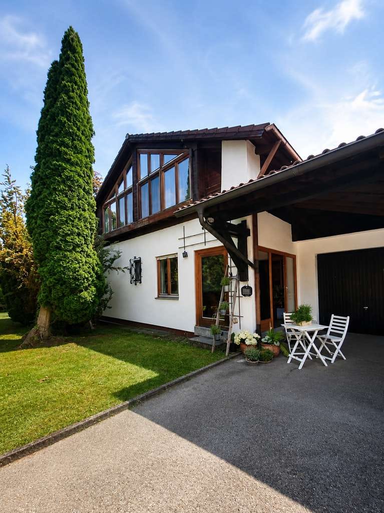 Immobilie in Raubling - Ein Zuhause mit Herz, Großzügiges Familienhaus auf traumhaften Grundstück und Alpennähe - Bild 1