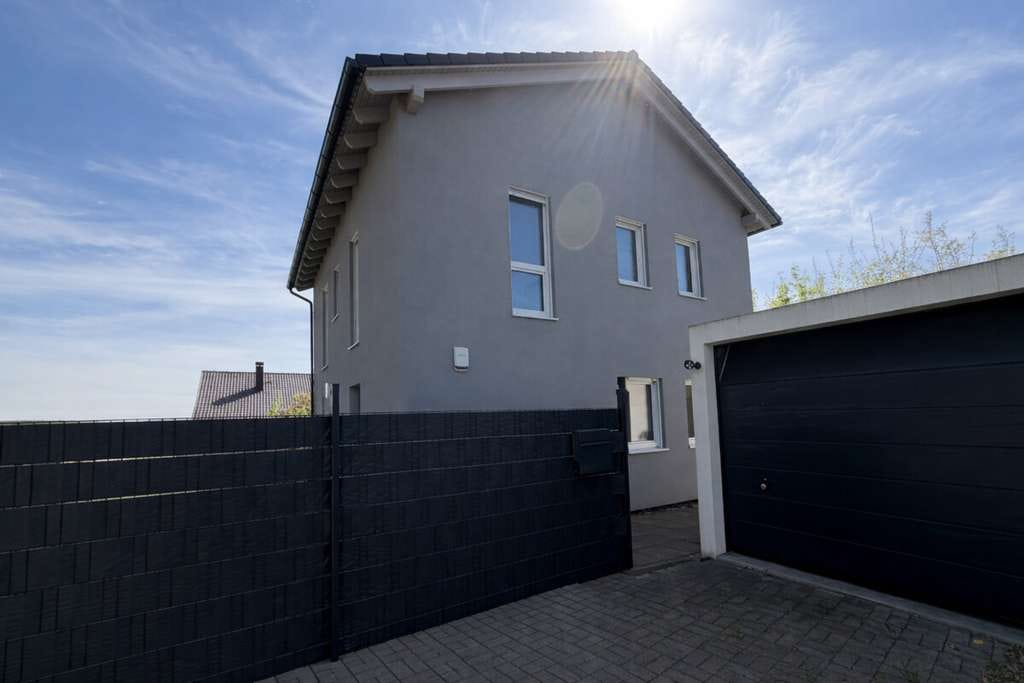 Immobilie in Vilsheim - Wohnen mit Zukunft: 
KfW-55-Einfamilienhaus mit PV-Anlage und Doppelgarage - Bild 1