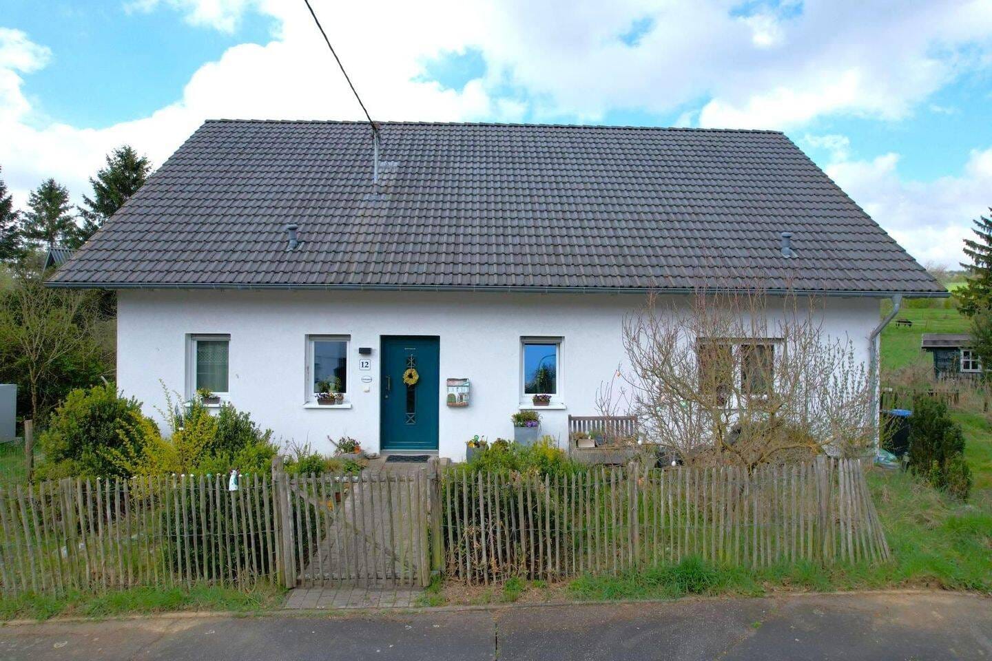 Immobilie in Kerpen (Eifel) - Ruhig gelegener, freistehender Bungalow (Baujahr 2011) mit Garten und Terrasse in Kerpen - Bild 2