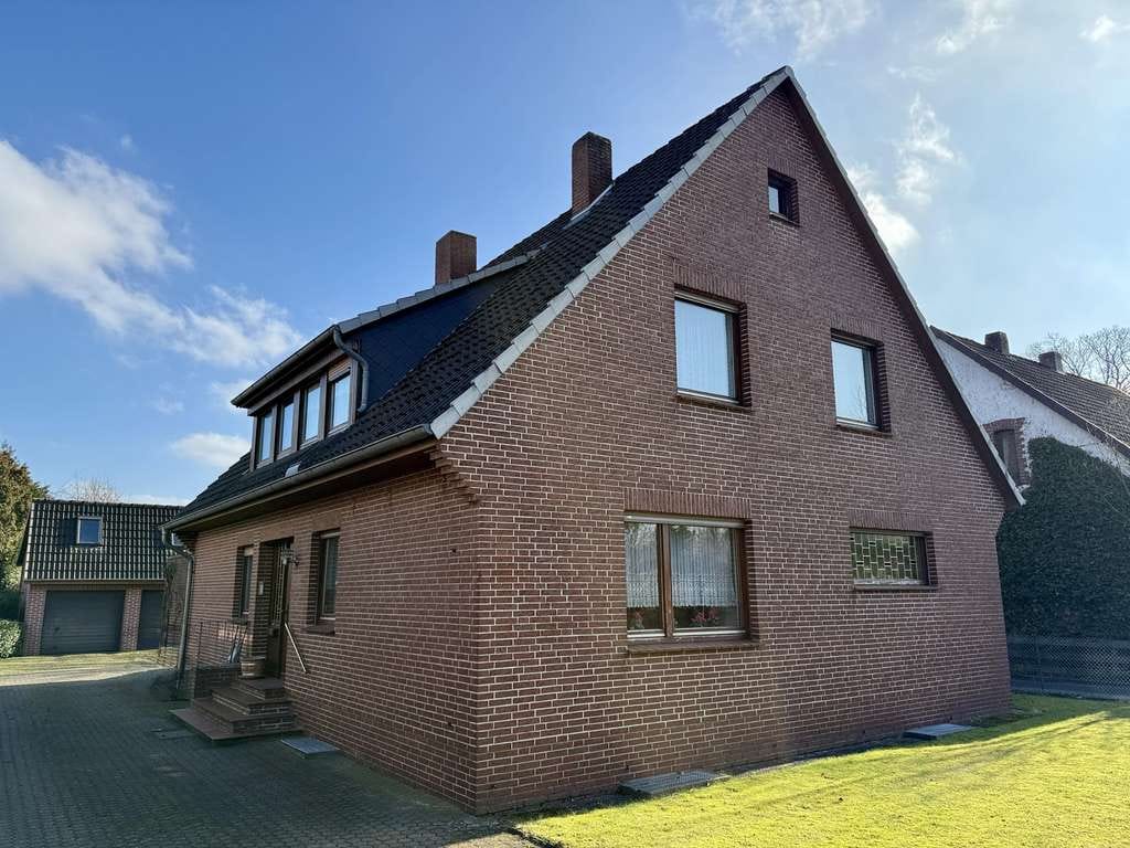 Immobilie in Hude (Oldenburg) - Zweifamilienhaus mit großem Grundstück und viel Nutzfläche - Bild 0