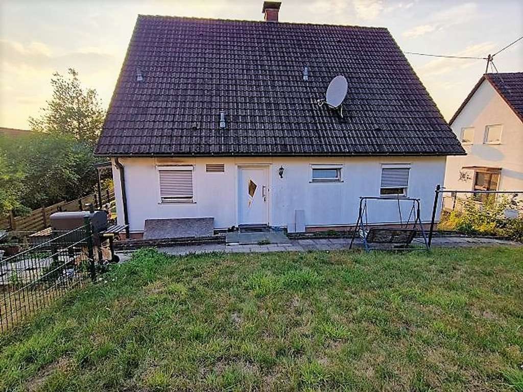 Immobilie in Engelskirchen - Diese Immobilie freut sich auf Sie! 
Einfamilienhaus mit Einliegerwohnung
 - Bild 0