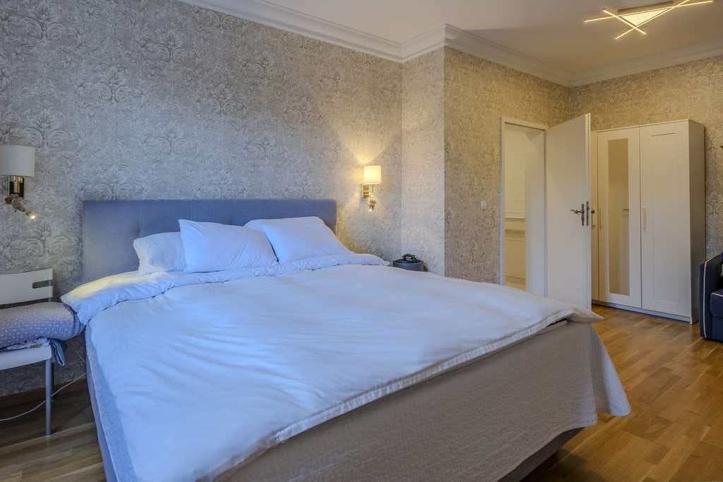 Immobilie in Holzkirchen - Hochwertig sanierte 4-Zi-Wohnung, Luxus EBK, TG-Stellplatz, ca. 140m2, Holzkirchen - Bild 4