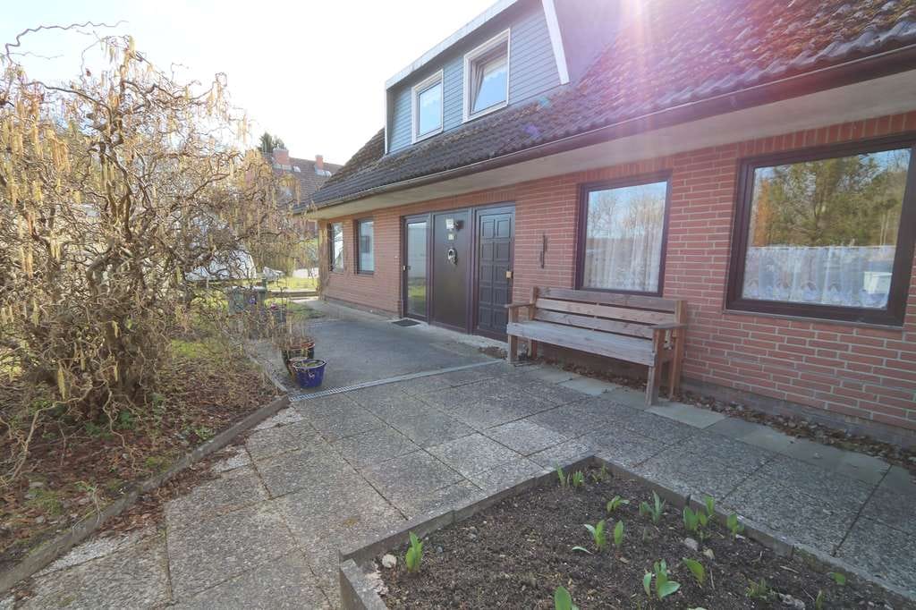 Immobilie in Schönwalde am Bungsberg - Ein Haus mit vielen Optionen!
ca. 170m² EFH m. Einliegerwhg. Voll-Keller und 2 Garagen in Schönwald - Bild 2